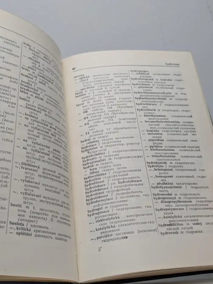 Чешско-русский словарь по пластмассам, химическим волокнам